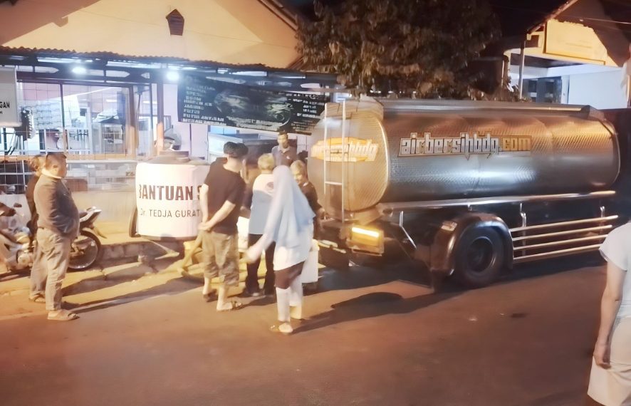 Kemarau Parah di Padasuka Cimahi, Air Bersih Langka: Dr. Tedja Turunkan Bantuan