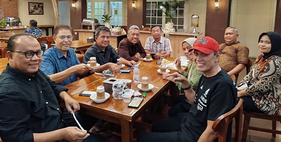 Silaturahmi peserta seminar strategi penguatan bisnis rumah makan yang diselenggarakan oleh Perhimpunan Keluarga Minang Jawa Barat (ist)